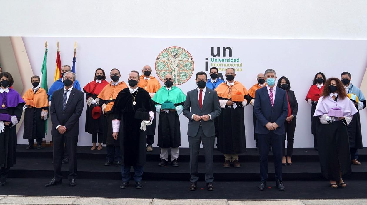 El rector de la UNIA a la izquierda del presidente Juanma Moreno en el acto institucional