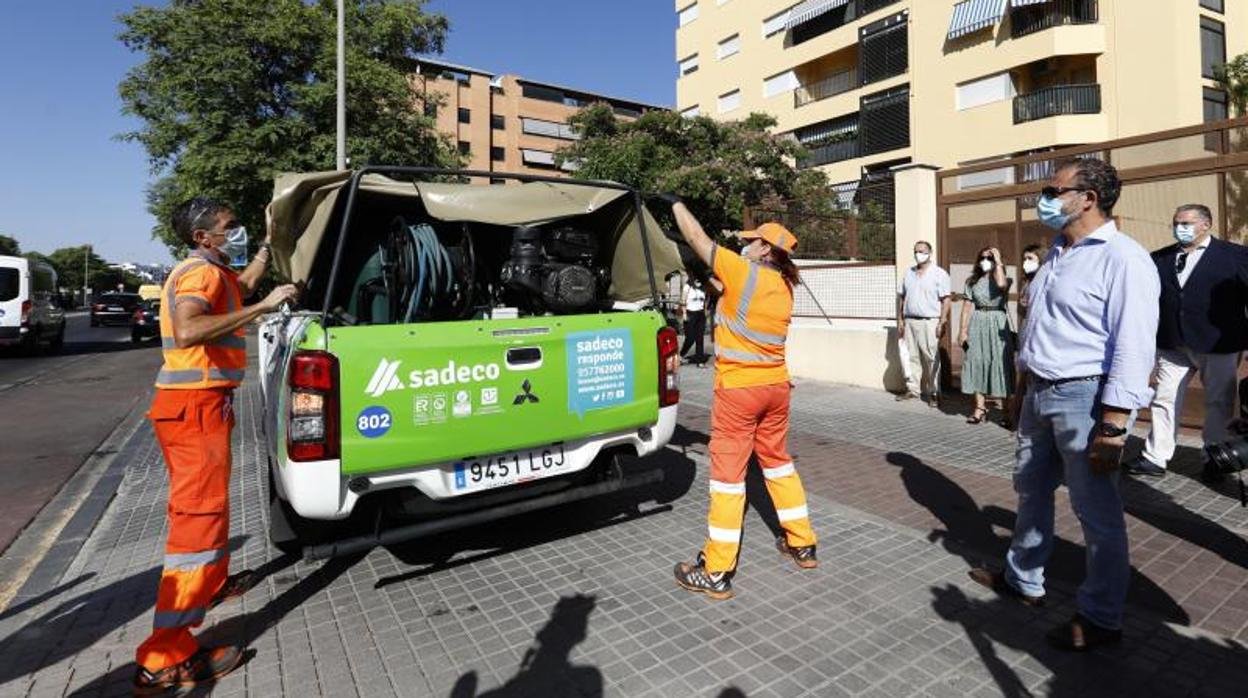 Dos trabajadores de Sadeco junto a David Dorado en una calle de Córdoba