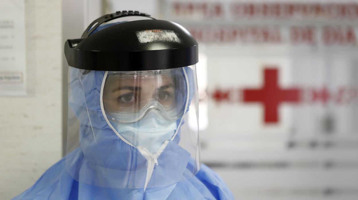 Una profesional sanitaria del Hospital de la Cruz Roja en Córdoba