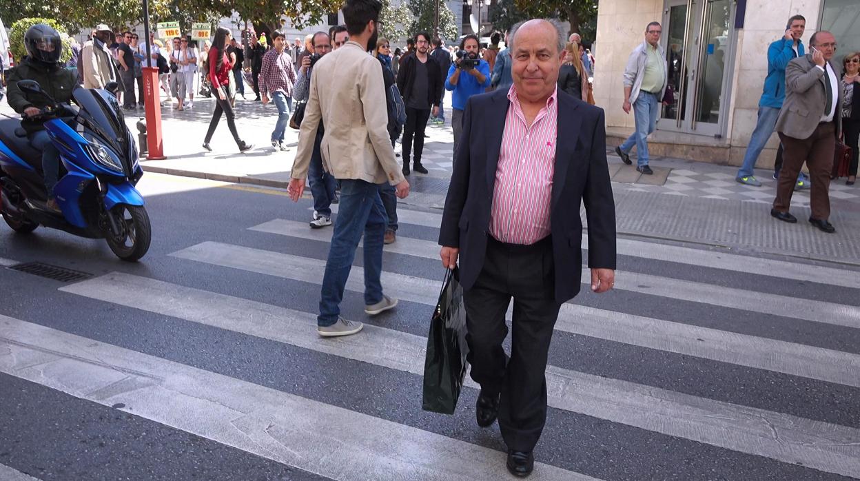 El exalcalde de Granada José Torres Hurtado, felicidad con la venia