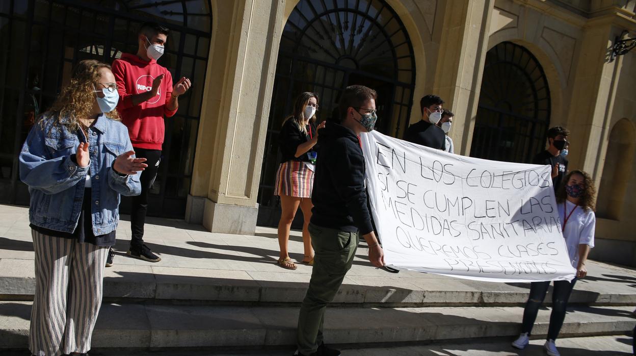 Los alumnos se manifiestan a las puertas de un colegio mayor en Granada