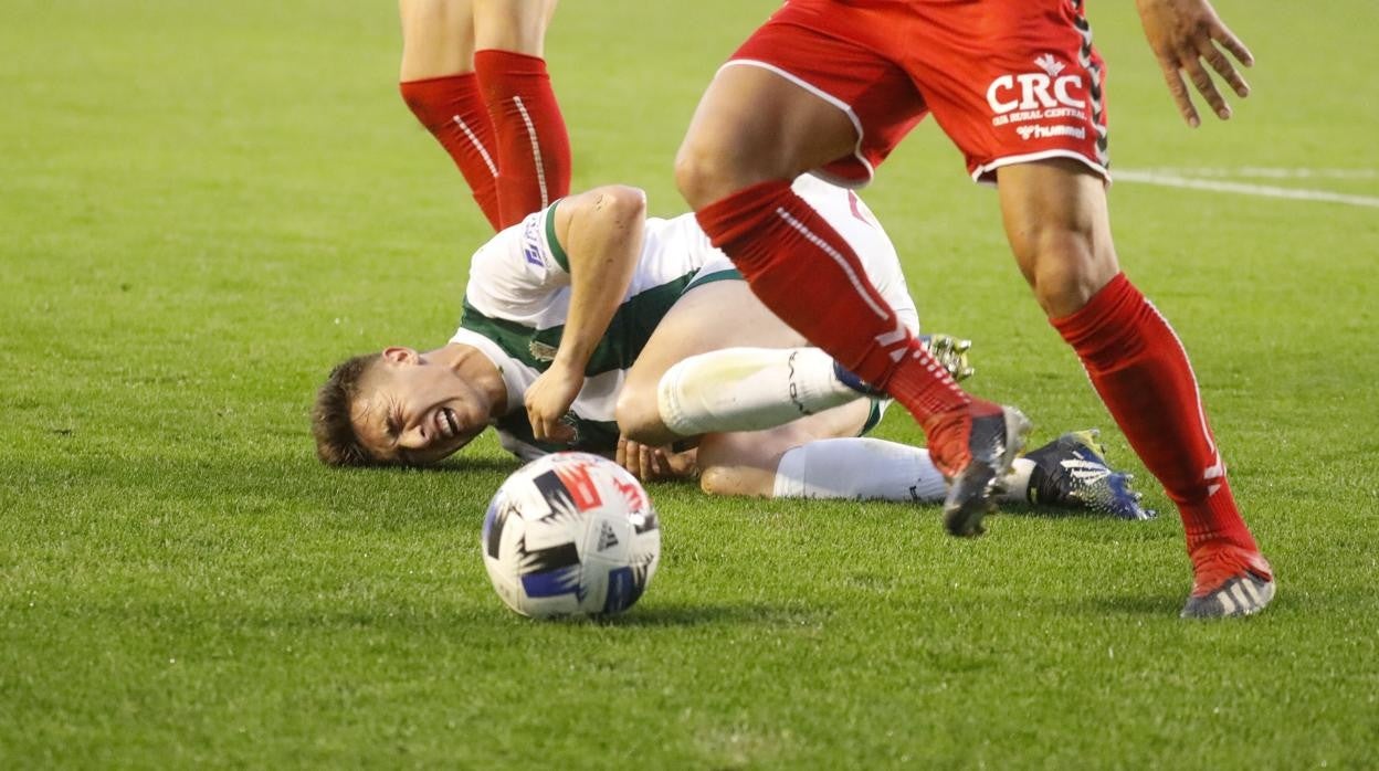 Alberto del Moral se duele de un golpe en el Córdoba CF ante el Real Murcia