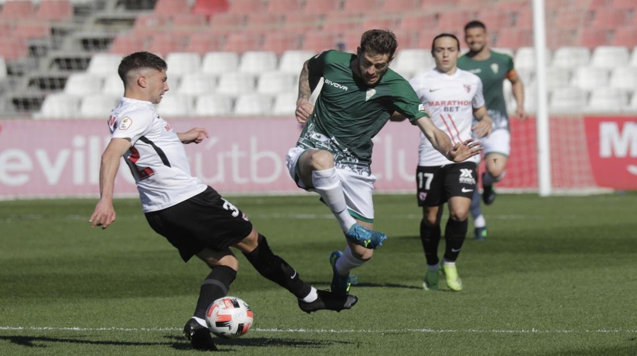 Nahuel, uno de los fichajes de invierno, regatea este domingo en Sevilla