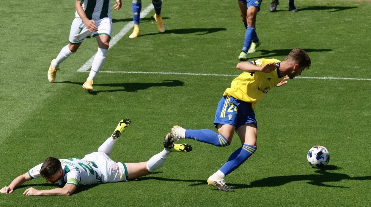 Javi Flores cae en una acción del Córdoba frente al Cádiz B este domingo