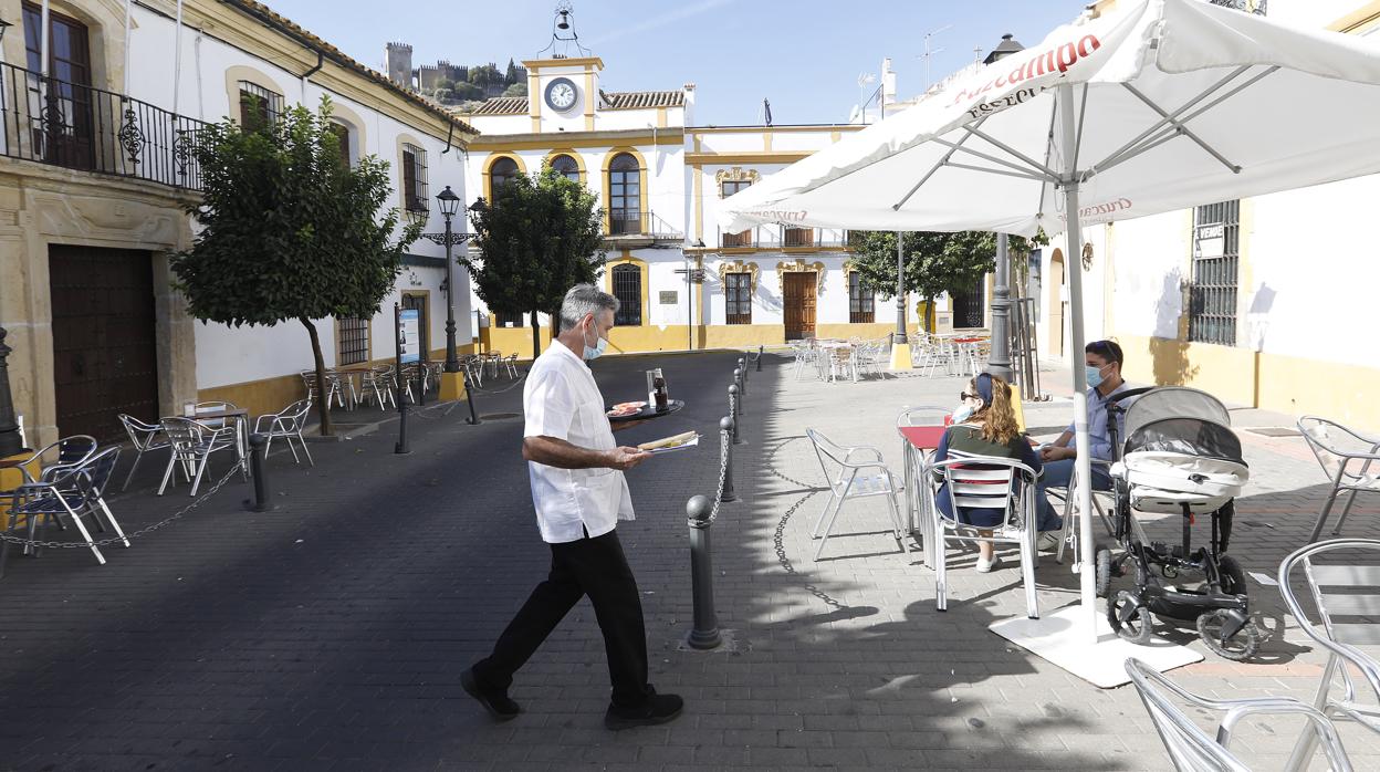 Un camarero en una terraza de Almodóvar del Río este pasado domingo