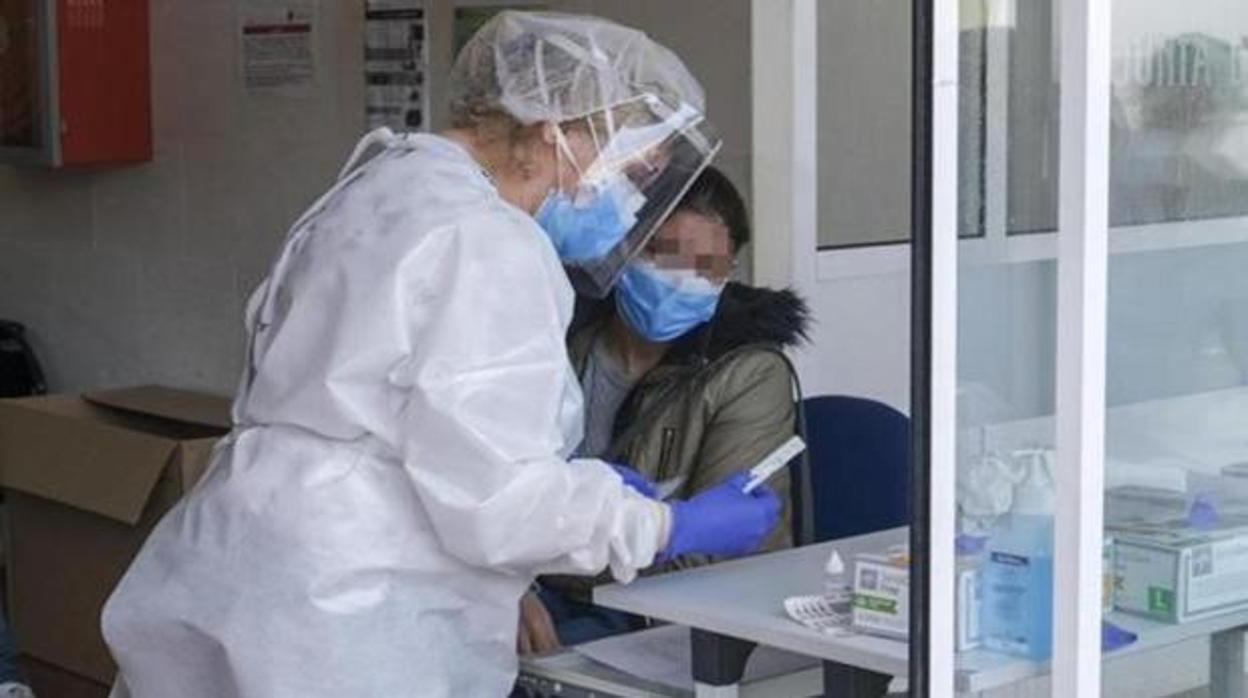 Una sanitaria atiende a una paciente