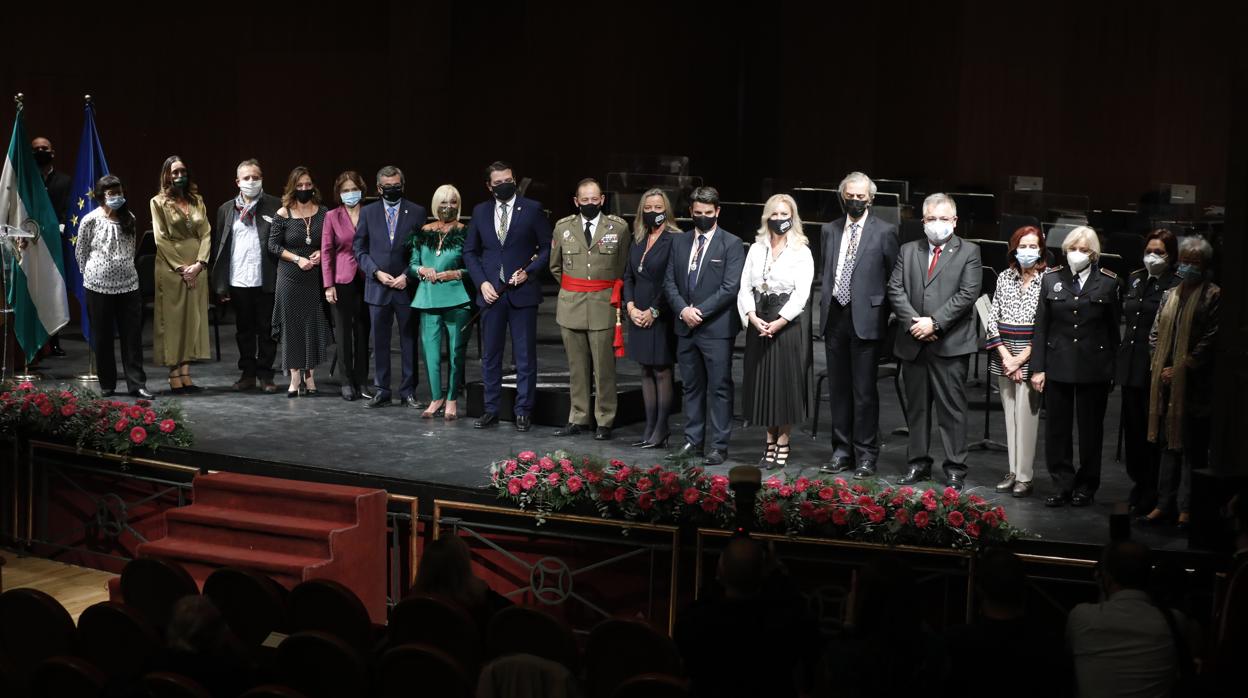Los distinguidos con las medallas de Córdoba, junto al alcalde, en el Gran Teatro