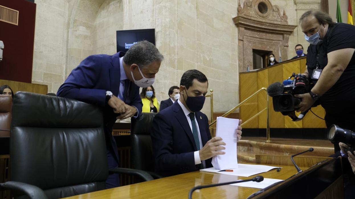 Juanma Moreno, este martes en el Parlamento andaluz junto al consejero Elías Bendodo
