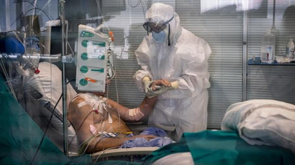 Imagen de archivo de un paciente de coronavirus en un hospital