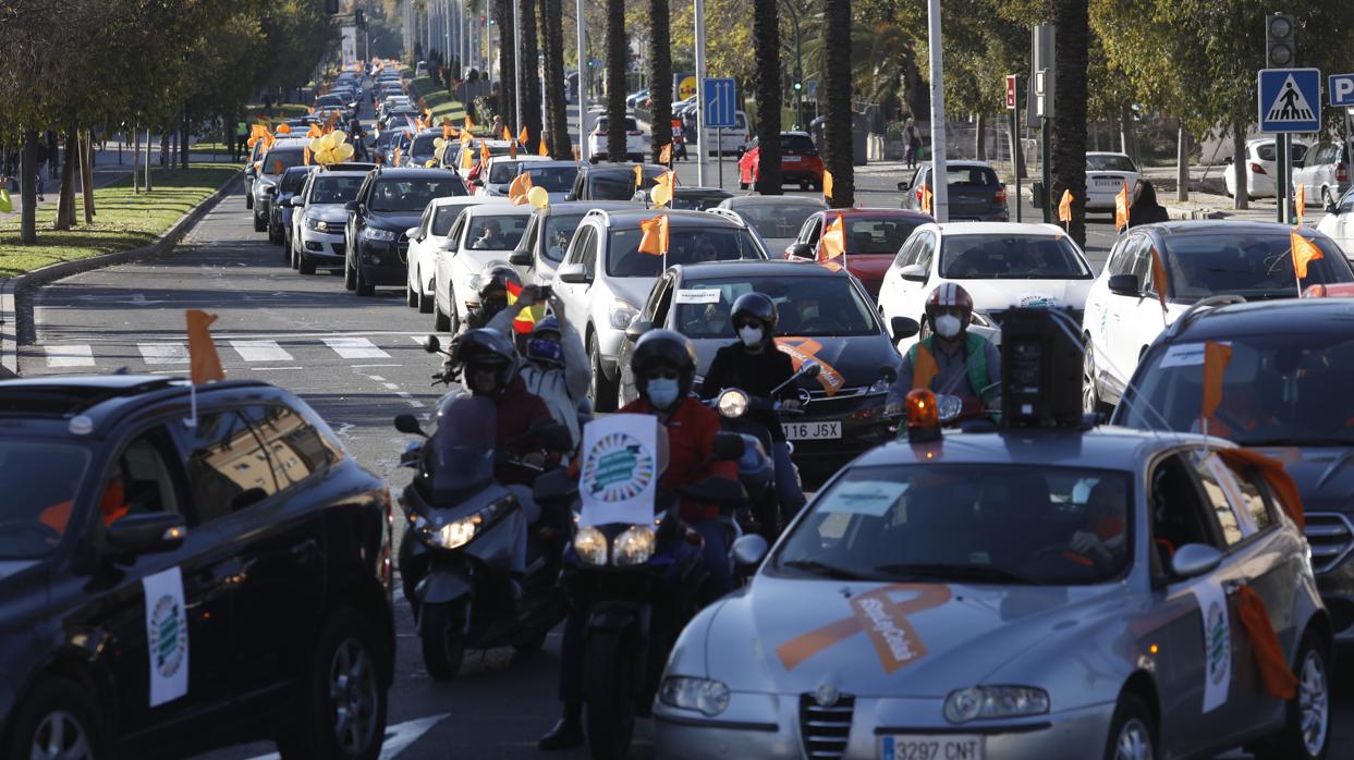 Imagen de la salida de la caravana de la educación concertada protestando contra la «Ley Celaá»
