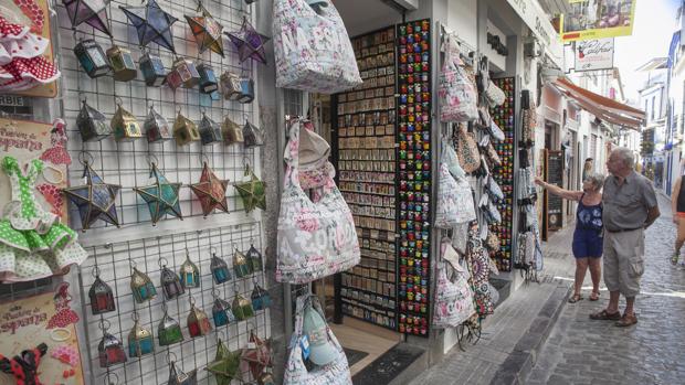 El Ayuntamiento de Córdoba abre el debate sobre la libertad comercial horaria