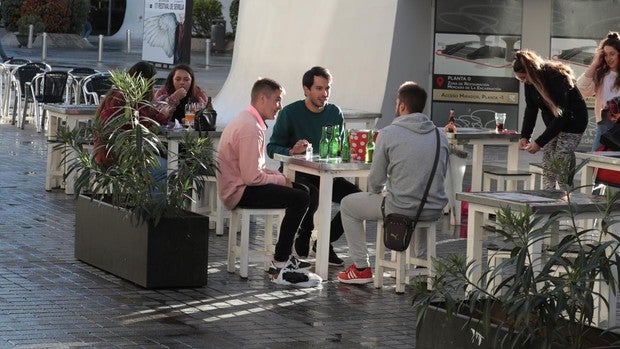 Los bares y comercios cerrarán a las diez de la noche durante catorce días en Sevilla, Jaén y Córdoba