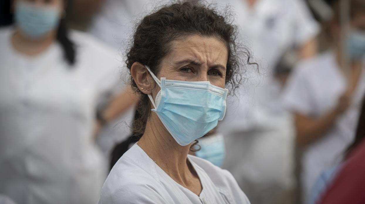 Una profesional sanitaria en el Hospital Virgen Macarena de Sevilla