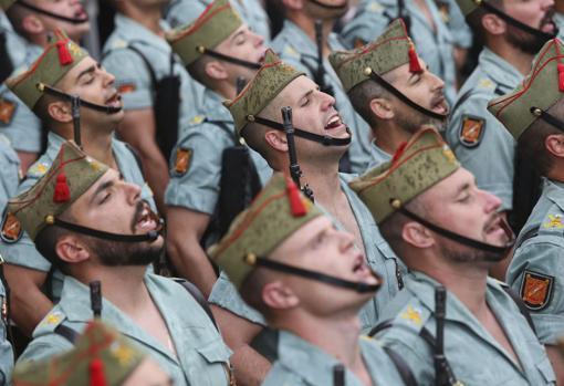 Legionarios entonan el «Novio de la muerte» bajo la lluvia