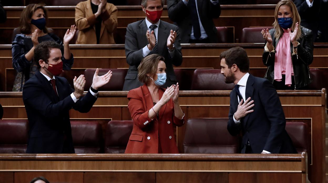 Pablo Casado agradece los aplausos de los congresistas del PP tras su intervención en la moción de censura