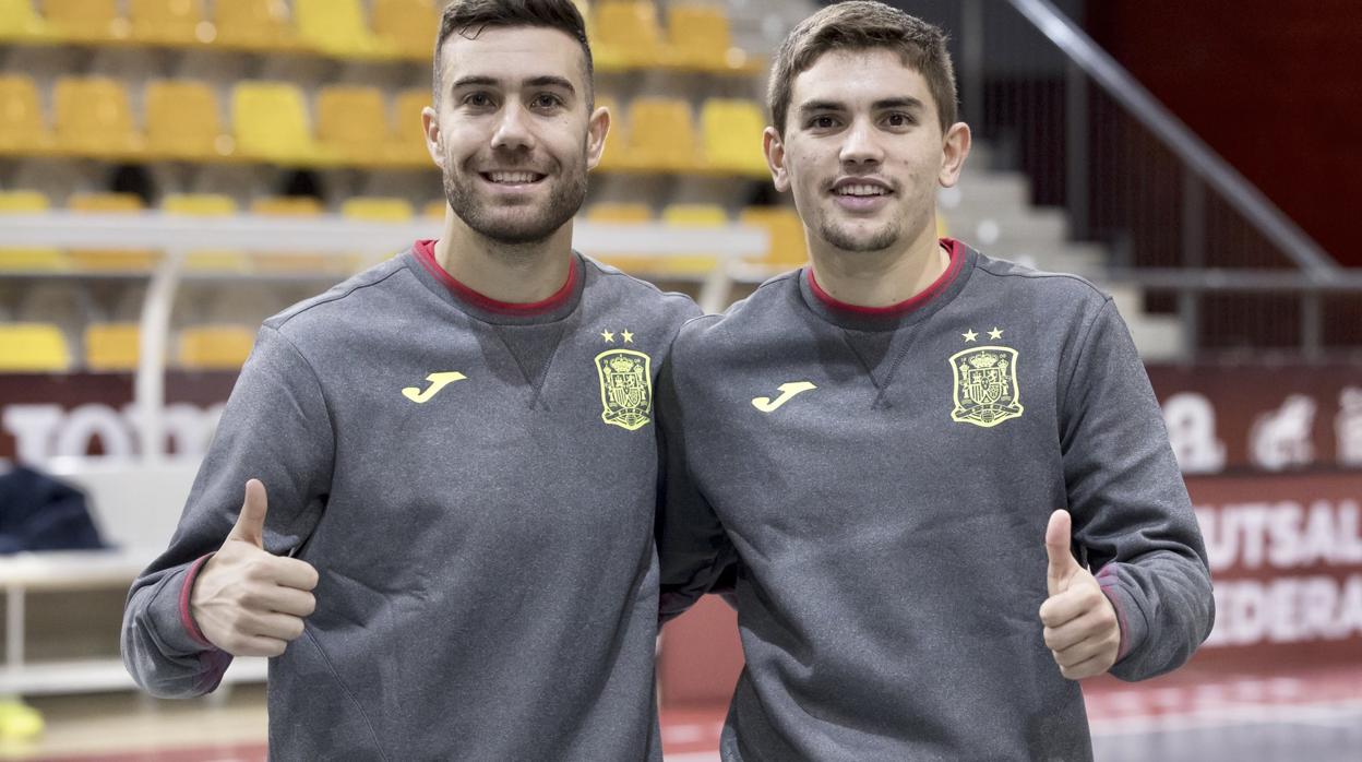 Saura, a la izquierda, ya entrena con España