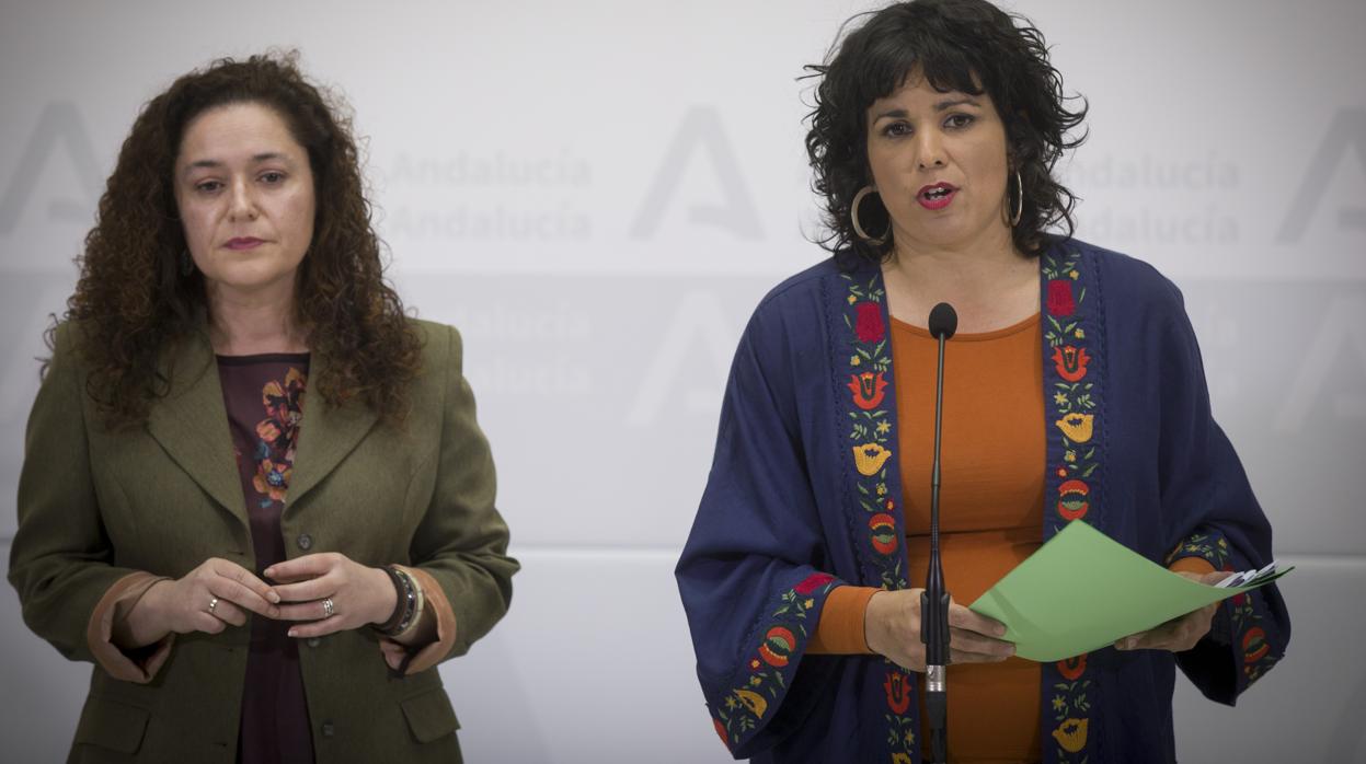 Teresa Rodríguez (d), junto a la portazo del grupo parlamentario Adelante Andalucía, Inmaculada Nieto