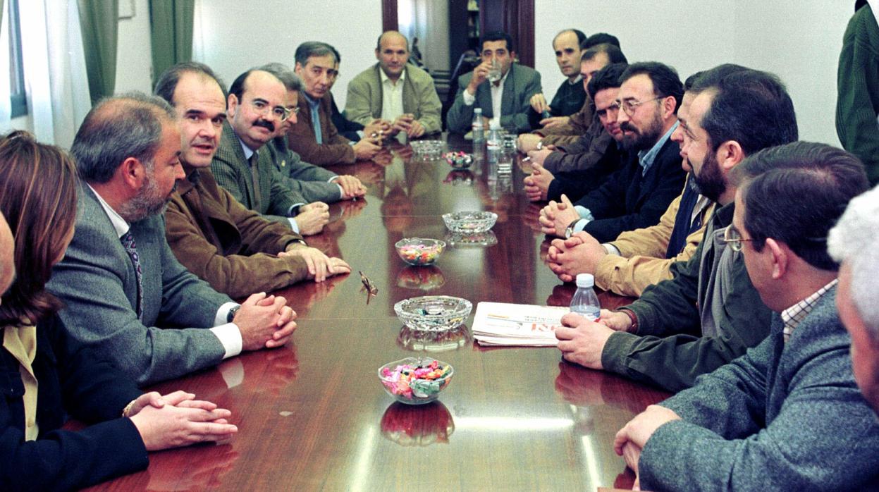 Chaves, Zarrías y Guillermo Gutiérrez reunidos con el comité de empresa de Cárnicas Molina en enero de 1999