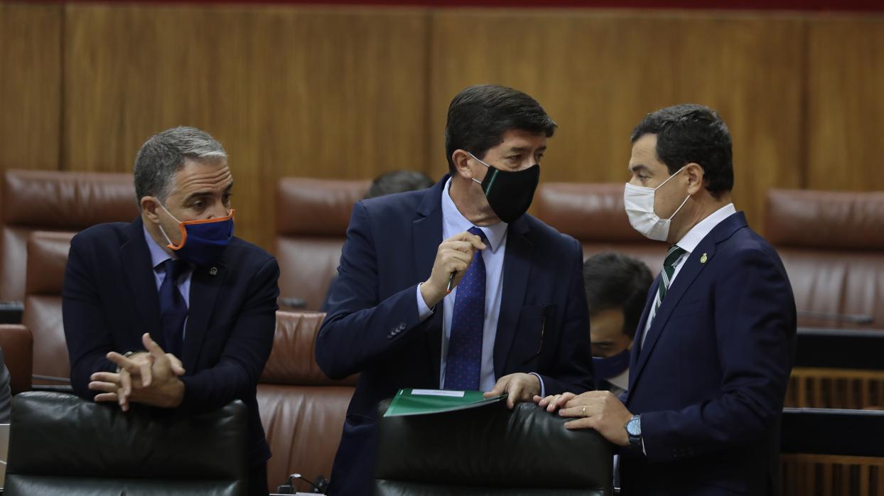 Elías Bendodo y Juan Marín junto al presidente Juanma Moreno en el Parlamento