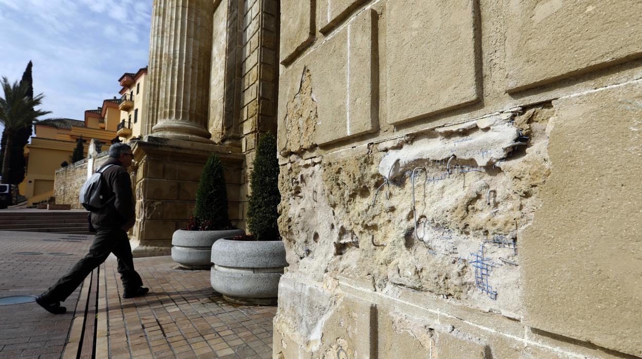 Detalle de los descochones que tiene la Puerta del Puente