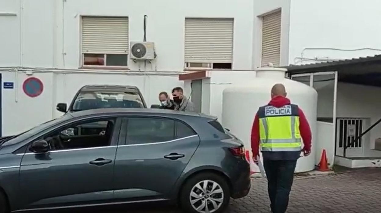 Imágenes del traslado de Noé desde la comisaría de La Línea tras ser detenido