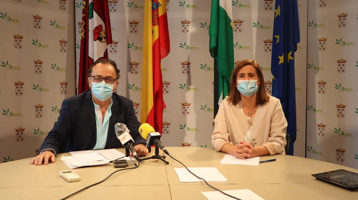 La alcaldesa de Baena Cristina Piernagorda y el responsable de Cs Ramón Martín en la rueda de prensa