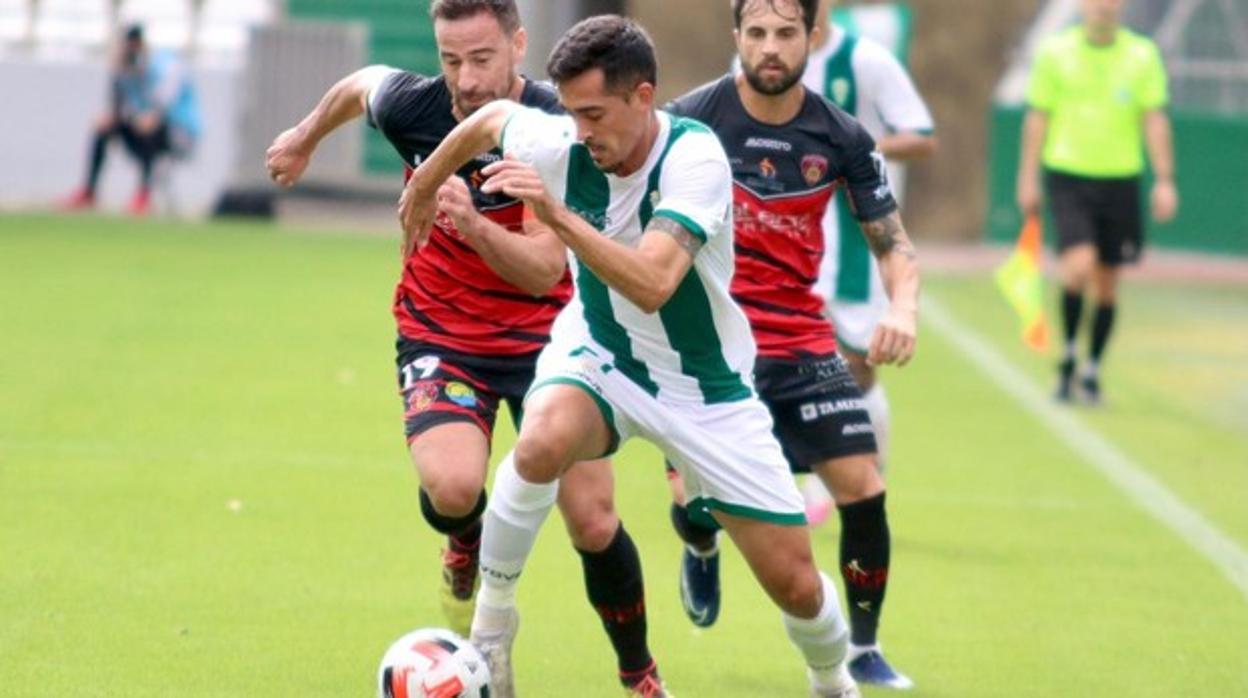 Iván Navarro, en el derbi entre el Córdoba B y el Salerm Puente Genil