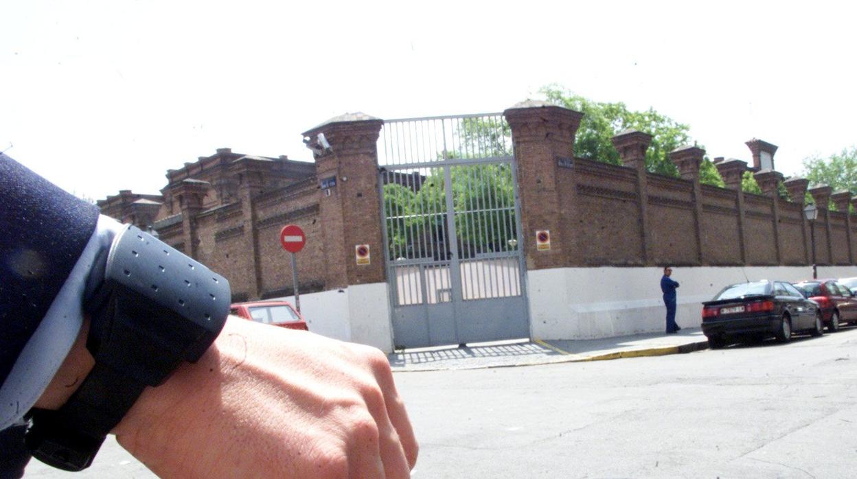 Una pulsera con transmisores que suena cuando se acerca a las víctimas