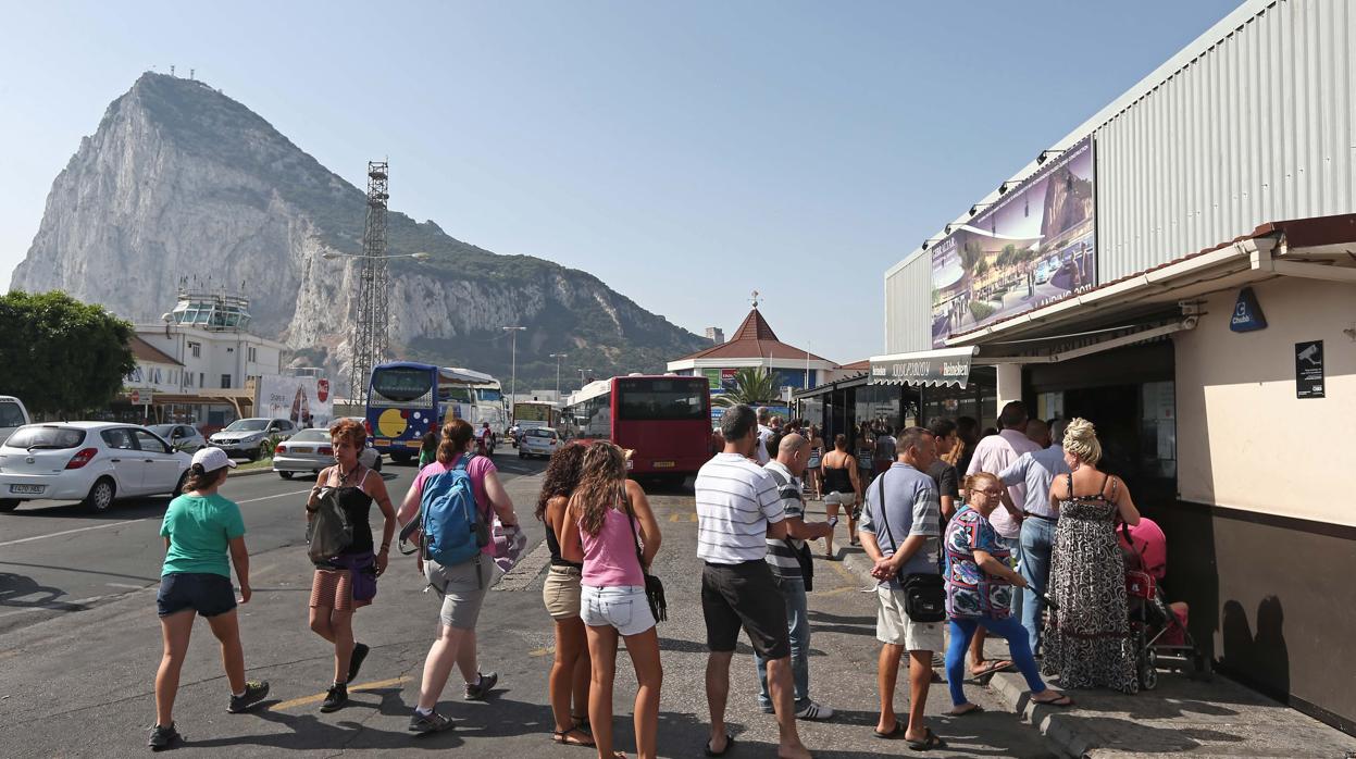 Largas filas en el primer estanco al cruzar la Verja