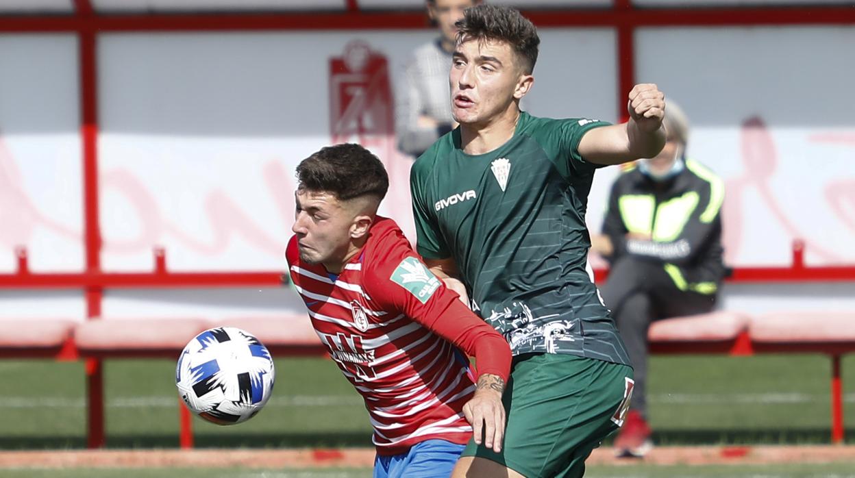 Del Moral salta con Torrente, uno de los jugadores por los que el Córdoba reclama alineación indebida