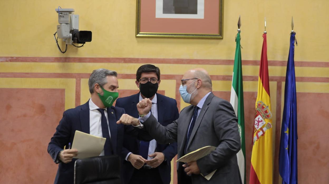 Juan Bravo, Juan Marín y Alejandro Hernández en la firma del acuerdo