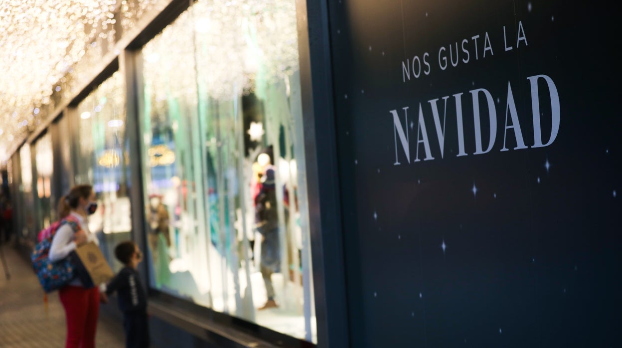 Escaparate de un comercio en el centro de Sevilla con motivos navideños