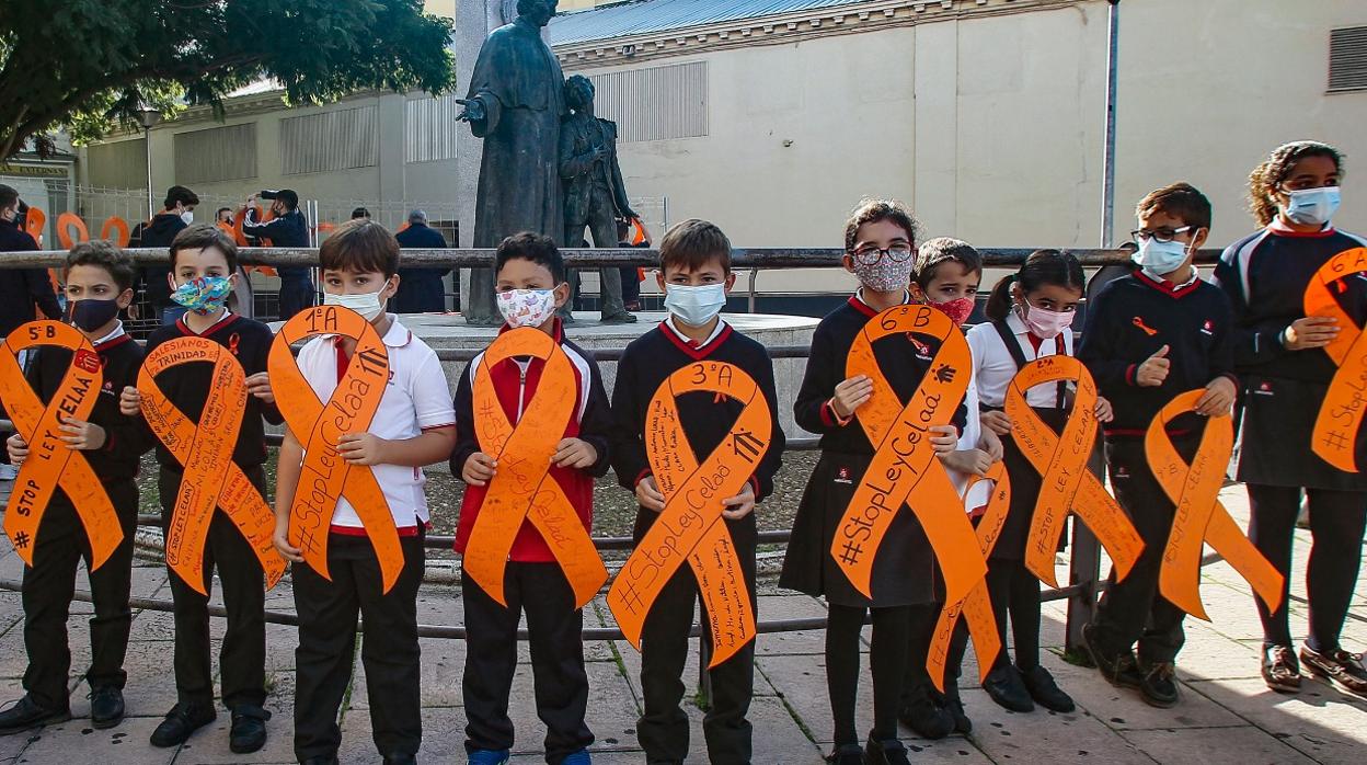 Protesta de alumnos de una escuela de Sevilla esta mañana / VÍDEO: La protesta del colegio Claret de Sevilla