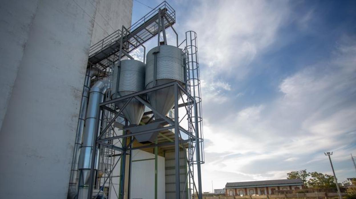 Silo industrial usado en la industria maderera para la aspiración de serrín