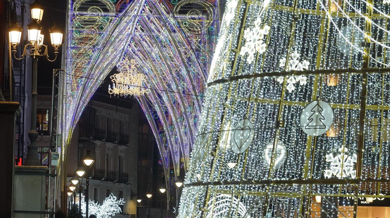 Imagen de la iluminación de Navidad colocada por Ximenez Iluminación en Valladolid
