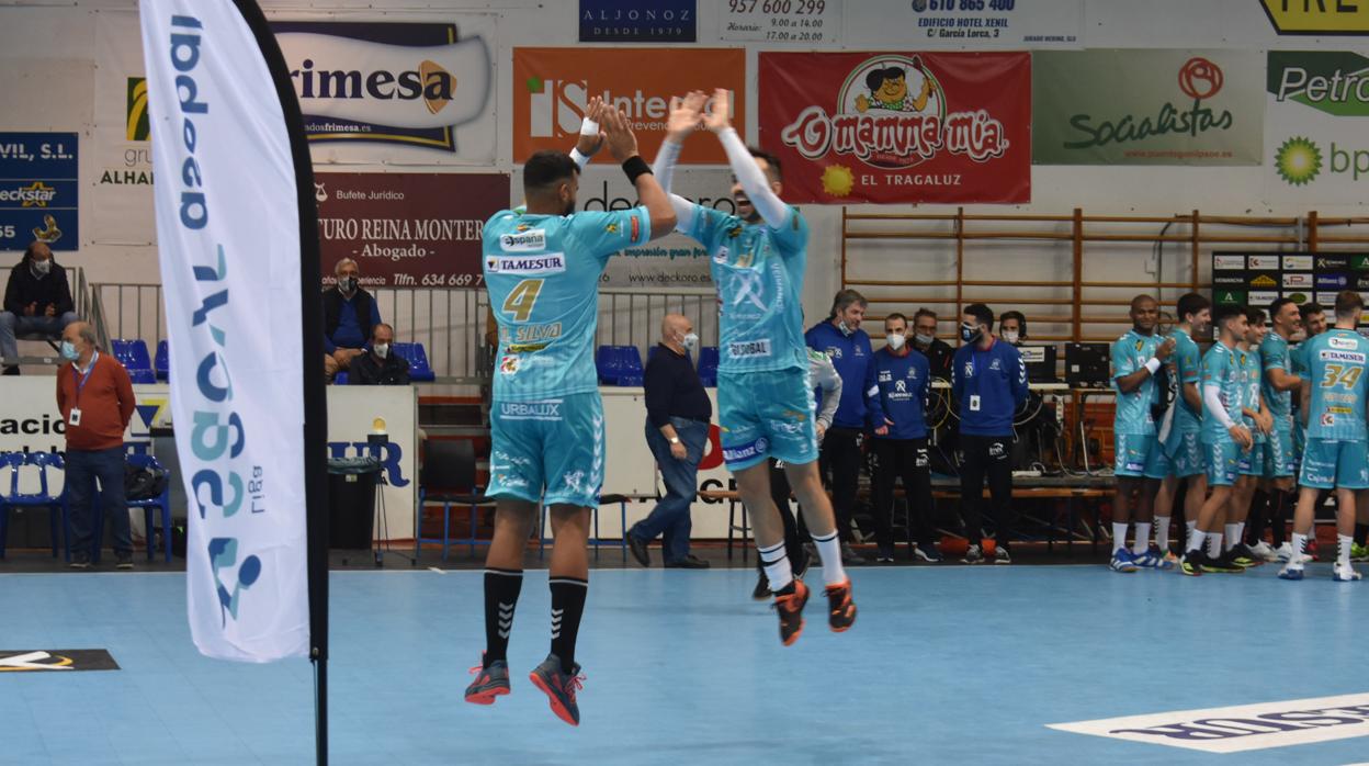 Da Silva y Cuenca se saludan en un partido del Ximénez de la Liga Sacyr Asobal