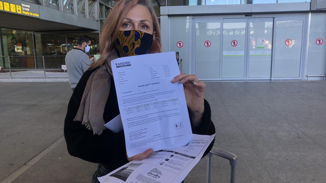 Anika Hope muestra su prueba negativa al bajar del avión