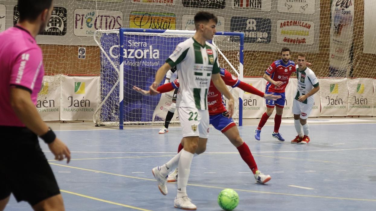 Ricardo Mayor conduce el balón este martes en la pista del Mengíbar