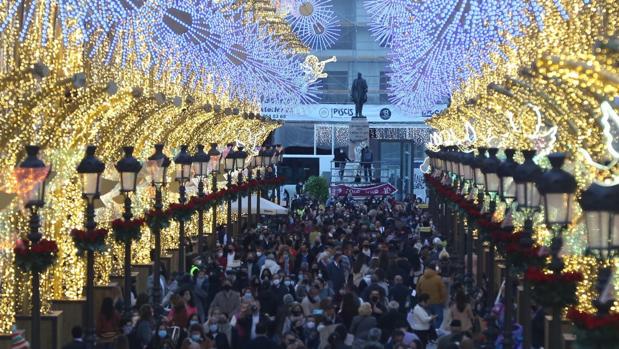 Las luces de Navidad congregan a cientos de personas en Málaga a pesar de las restricciones