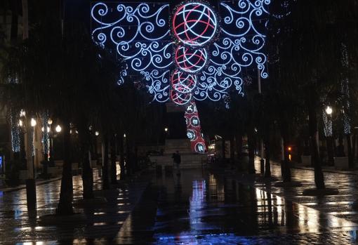 Iluminación navideña encenddida en Cádiz este jueves