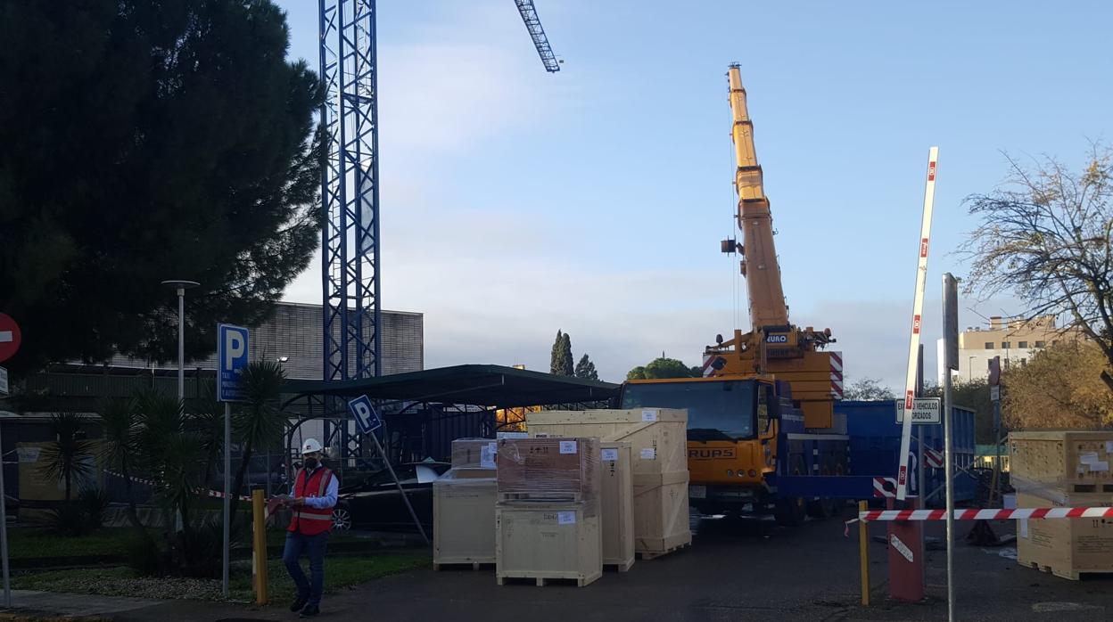 El dispositivo aún embalado y la grúa para su colocación en el Hospital Reina Sofía