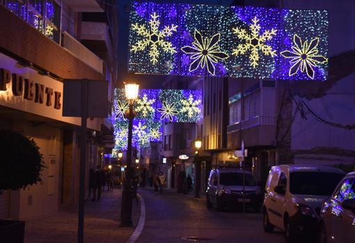 Alumbrado festivo en una calle de Puente Genil en la tarde del viernes
