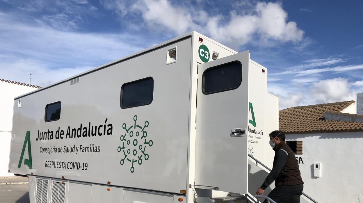 Uno de los vecinos entra al camión de cribado de la Junta de Andalucía