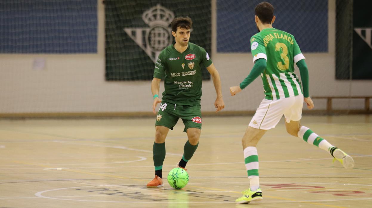 Pablo del Moral ante Borja, este martes, en una acción del Betis Futsal-Córdoba Patrimonio