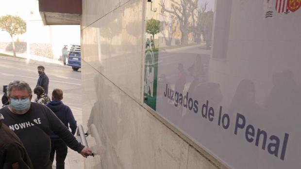 Absuelven de dos delitos de desobediencia al hombre sancionado seis veces por no usar la mascarilla en Jaén