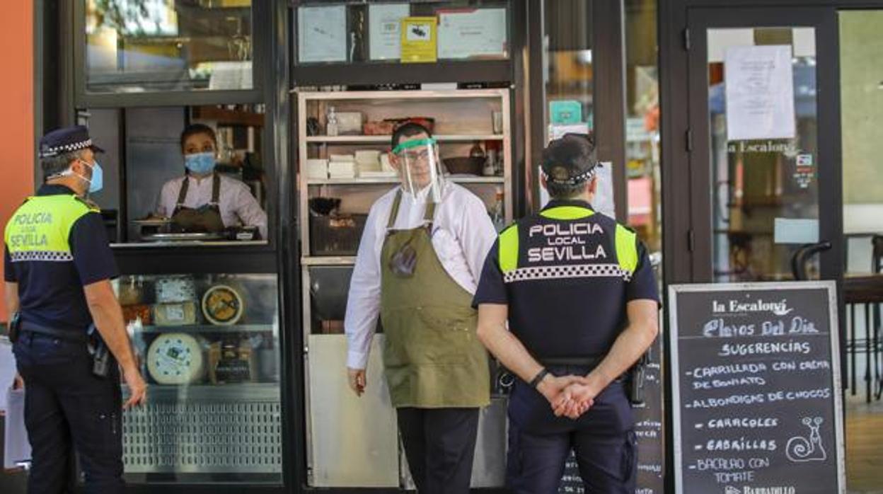 La Policía Local frente a un bar en Sevilla