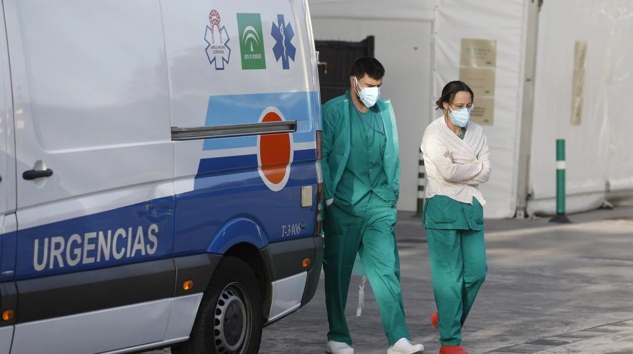 Dos médicos en las puertas de Urgencias del Hospital Reina Sofía de Córdoba