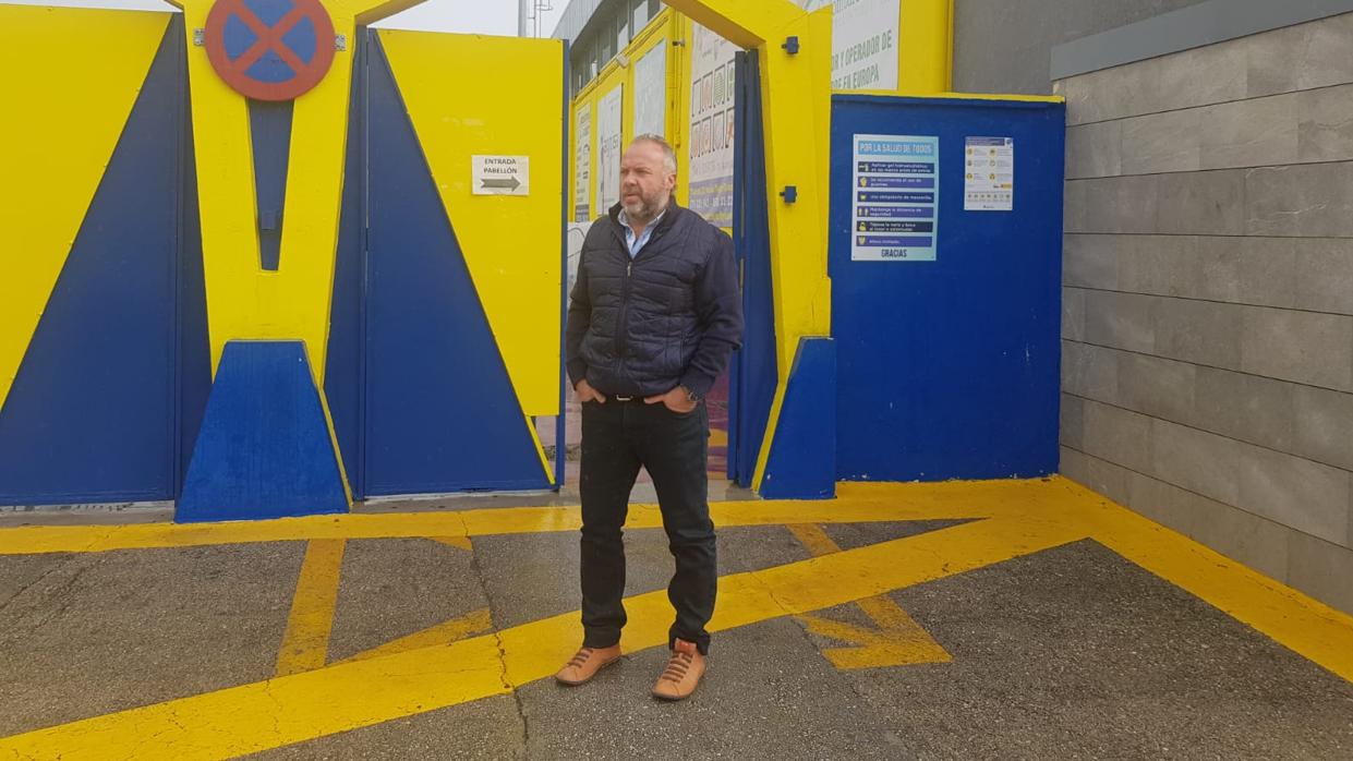 Javier Funes, portavoz del PP de Huétor Tajar, en Granada, en la puerta del estadio de fútbol donde el alcalde permitió un partido puerta abierta mientras él se encontraba en la cantina con 60 personas más