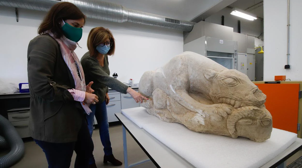 La directora del Museo Arqueológico muestra la leona ibera descubierta en La Rambla a la delegada de Cultura