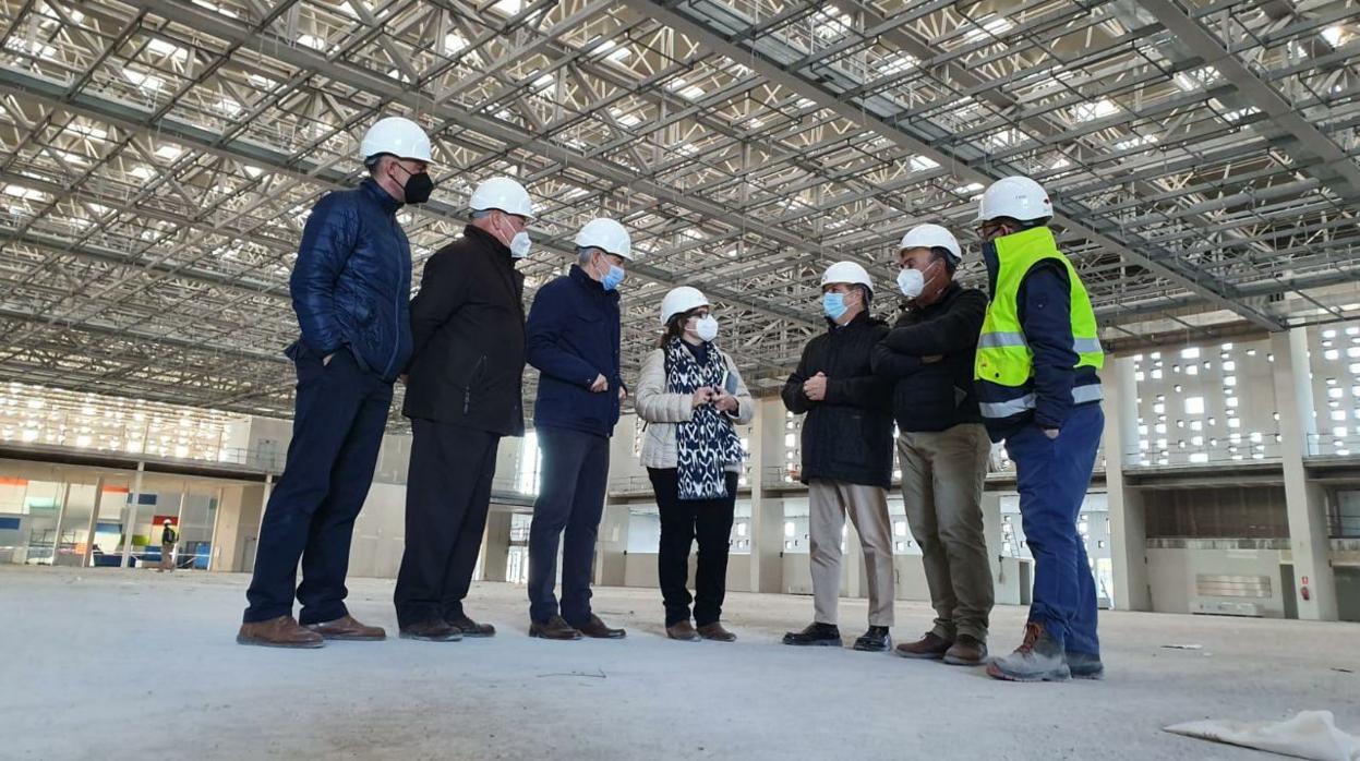 Un momento de la visita de Fuentes a las obras